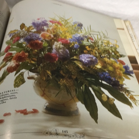 Fresh Flowers A complete guide to selecting & arranging coffee table book - Picture 16 of 16